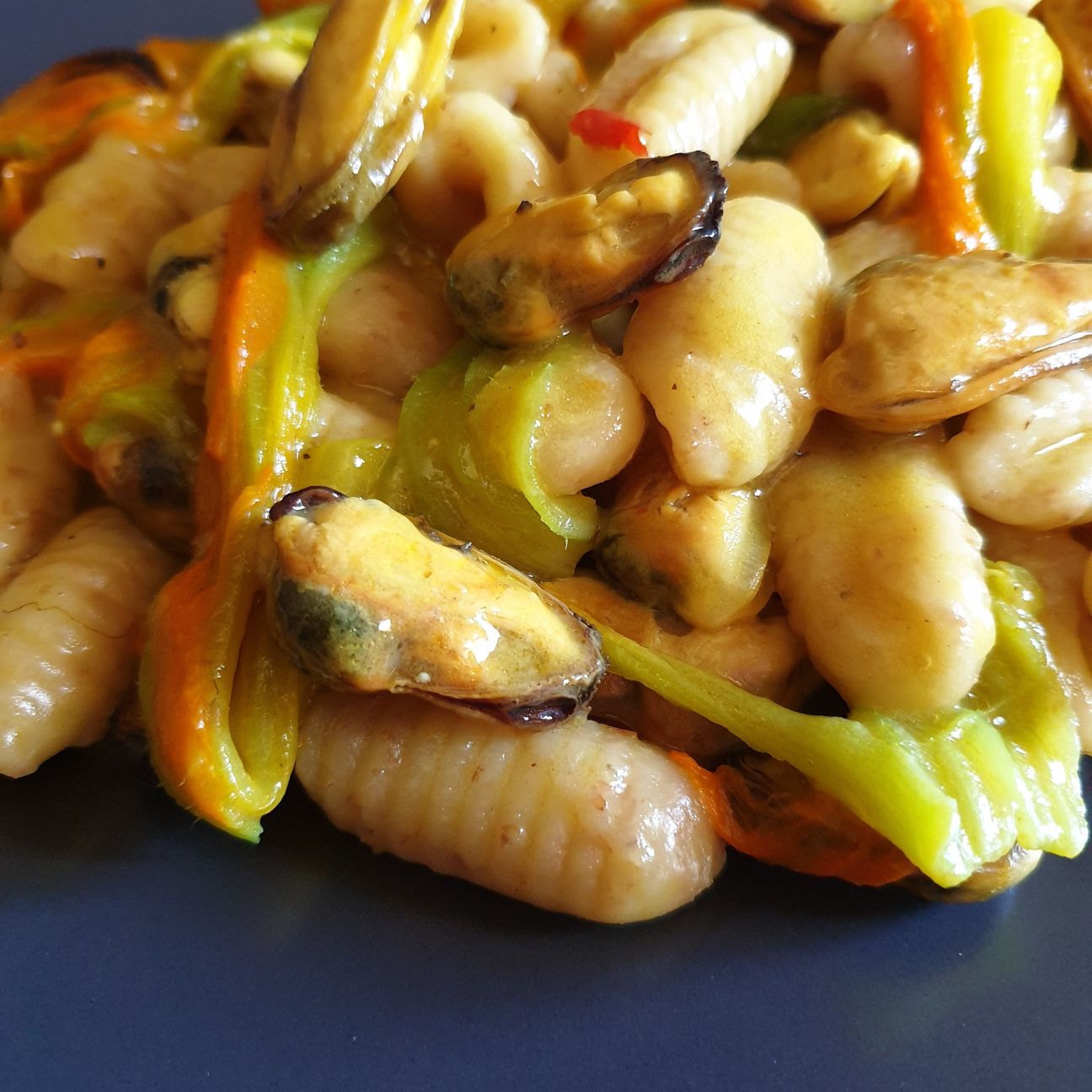 Strozzapreti alla Cinzia, con farina integrale, cozze, fiori di zucca e curcuma