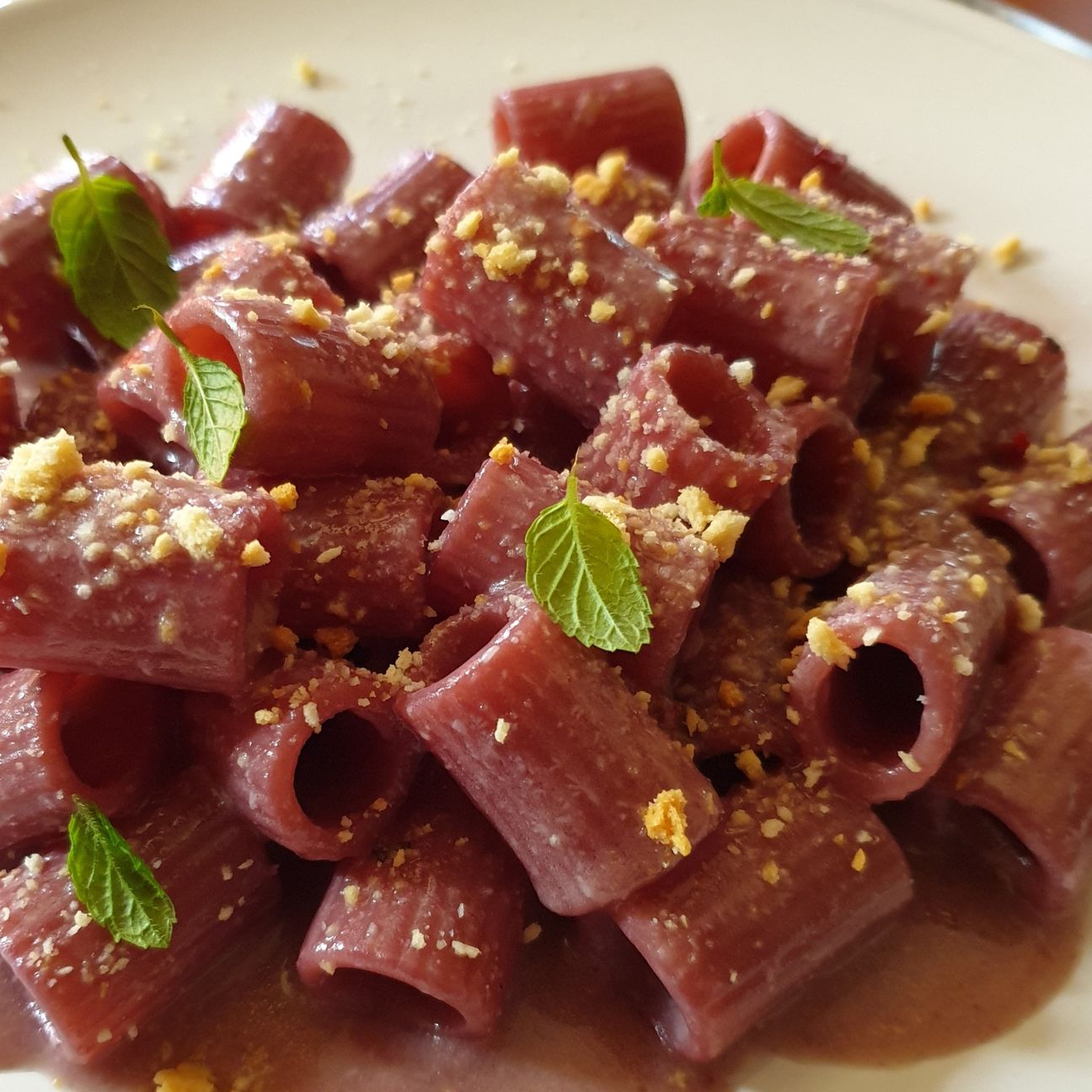 Mezzi rigatoni al Merlot con crema di pecorino e taralli sbriciolati