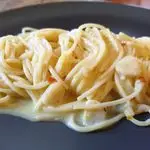 Ricetta Spaghettini aglio, olio e peperoncino con menta, pecorino e scorza di limone