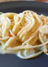 Ricetta Spaghettini aglio, olio e peperoncino con menta, pecorino e scorza di limone