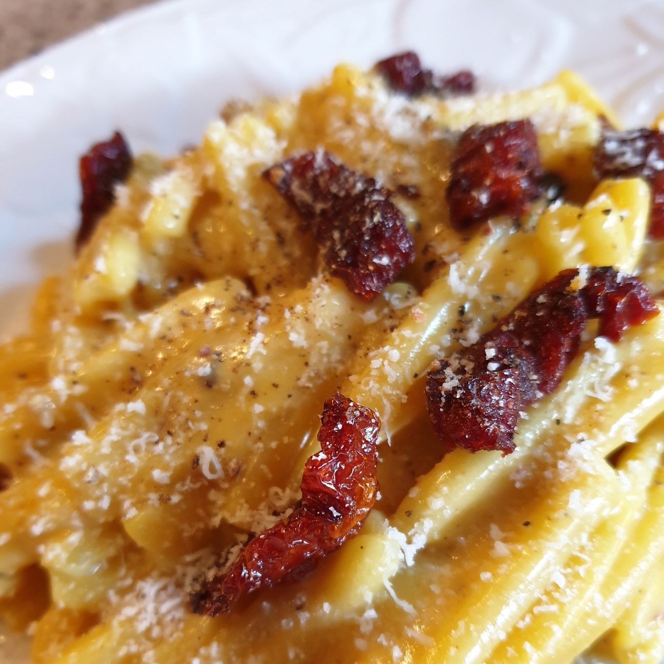 Pasta cacio, ovo e pomodori secchi (carbonara di pomodori secchi)