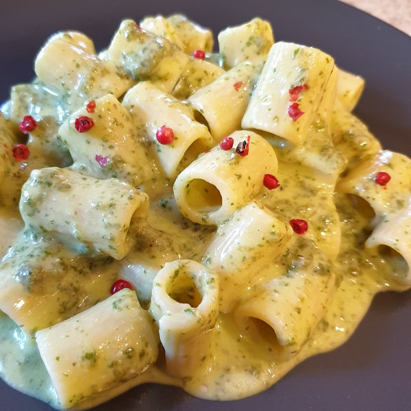 Mezzi rigatoni al pesto di menta e noci con crema di taleggio al pepe rosa