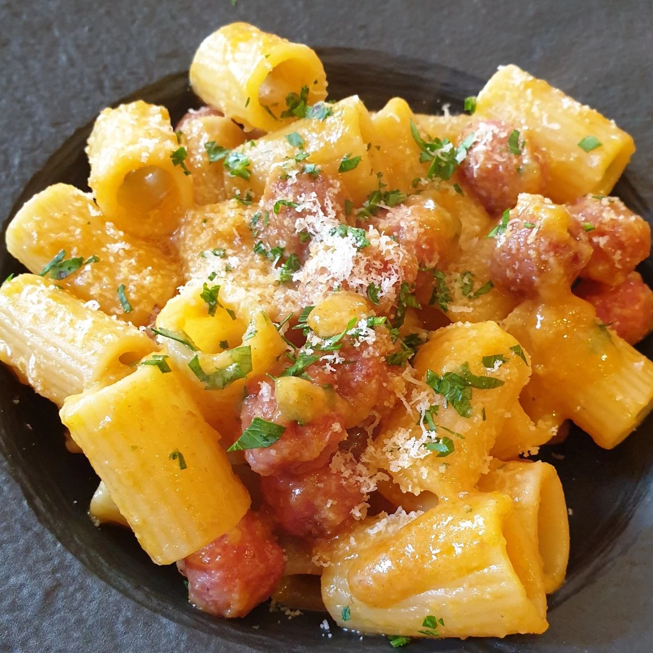 Mezze maniche con polpettine e crema di pomodorino giallo del piennolo