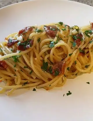 Ricetta Spaghetti aglio, olio e peperoncino con pomodori secchi e acciughe di robertobabbilonia