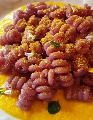 Ricetta Fusilli bucati al cavolo viola su crema di parmigiano alla curcuma, granella di tarallo e fiori di mentuccia di robertobabbilonia