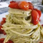 Ricetta Spaghetti in crema di ricotta, basilico e pinoli con pomodorini datterini caramellati