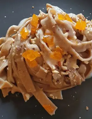 Ricetta Tagliatelle al caffè con fonduta di parmigiano, tuorlo d'uovo marinato e granella di nocciola di robertobabbilonia