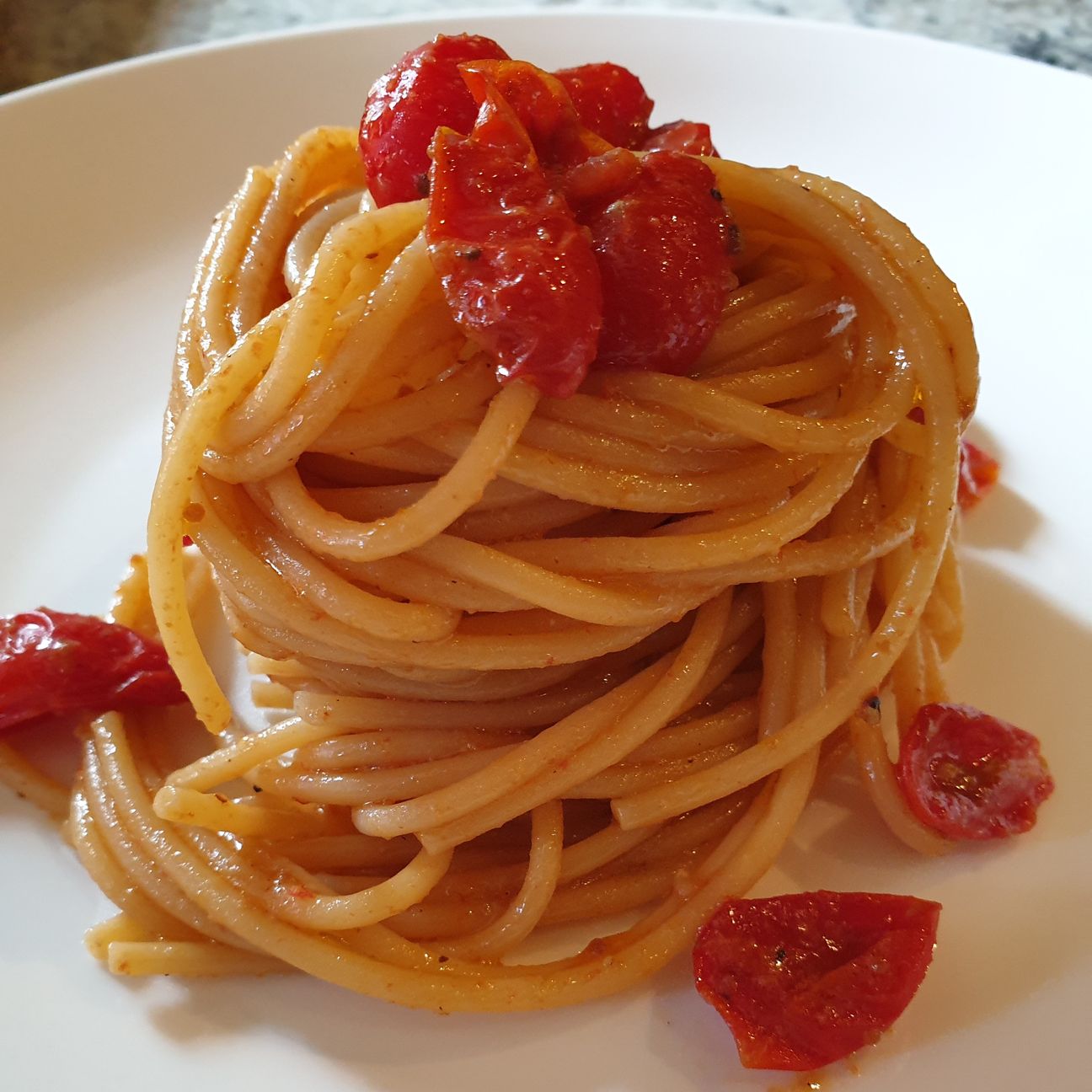 Spaghetti bottarga e datterini piastrati