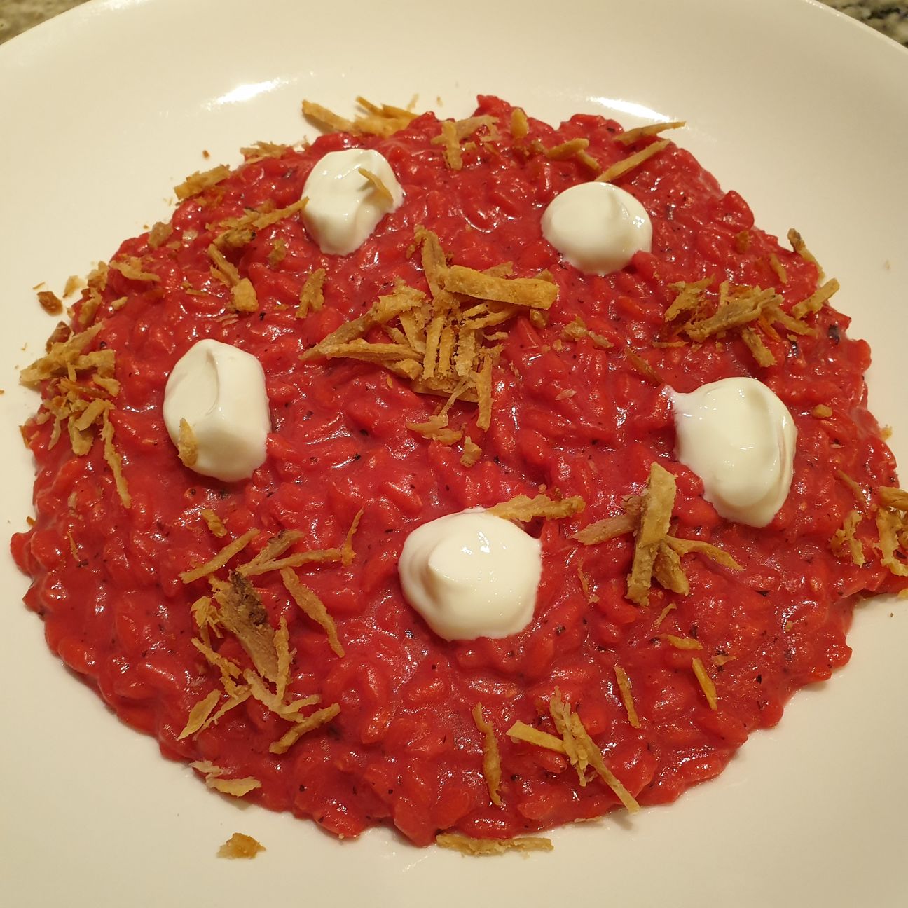 Risotto alla barbabietola rossa con yogurt greco, burro acido e ciccioli romagnoli