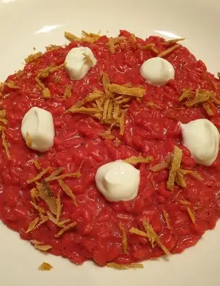 Ricetta Risotto alla barbabietola rossa con yogurt greco, burro acido e ciccioli romagnoli di robertobabbilonia