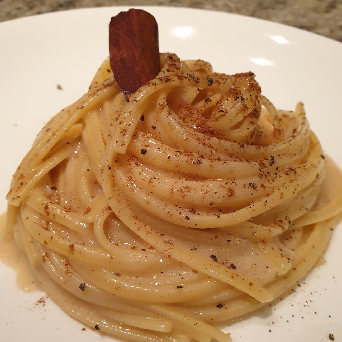 Linguine con crema di pecorino, pepe e polvere di cannella