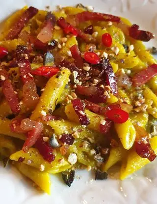 Ricetta Mezze penne alla crema di zucchine e zafferano, speck croccante, frutta secca e peperoncino fresco di robertobabbilonia