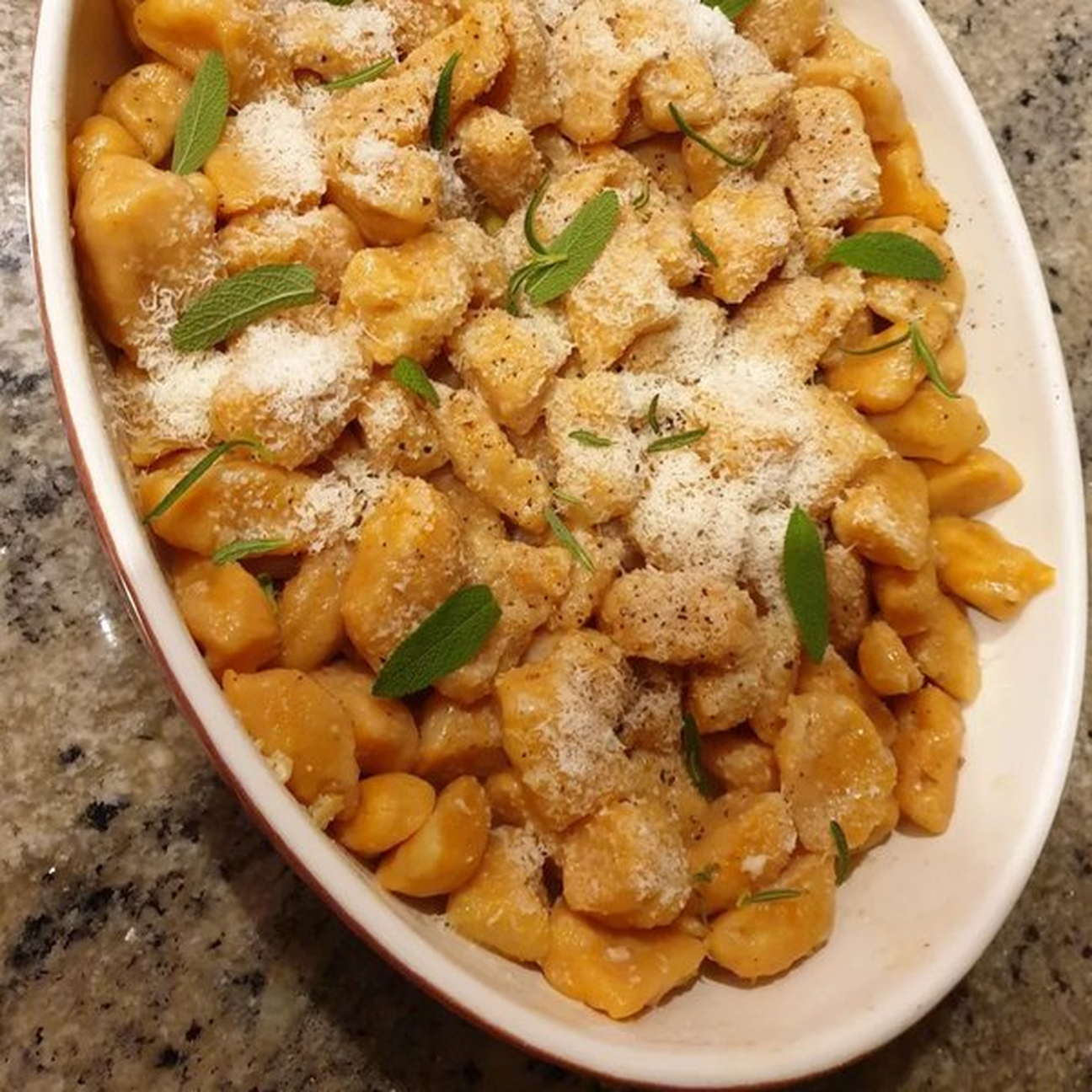 Gnocchi alla zucca gialla con burro, salvia, rosmarino, pecorino e noci