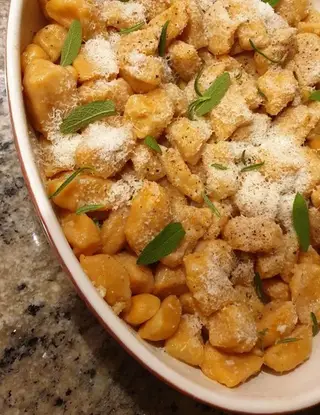 Ricetta Gnocchi alla zucca gialla con burro, salvia, rosmarino, pecorino e noci di robertobabbilonia