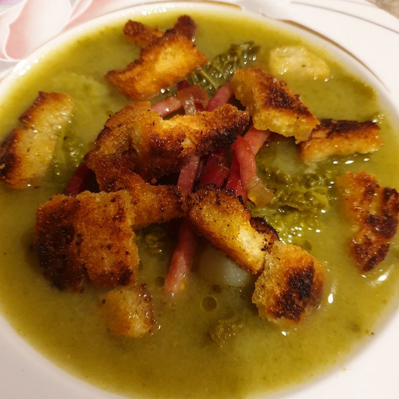 Zuppa di verze, patate e cipolle con speck croccante e crostini di pane