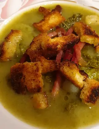 Ricetta Zuppa di verze, patate e cipolle con speck croccante e crostini di pane di robertobabbilonia