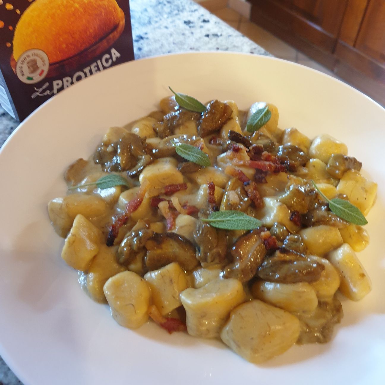 Gnocchi di polenta con funghi porcini, crema di robiola, guanciale croccante e salvia