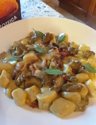 Ricetta Gnocchi di polenta con funghi porcini, crema di robiola, guanciale croccante e salvia di robertobabbilonia