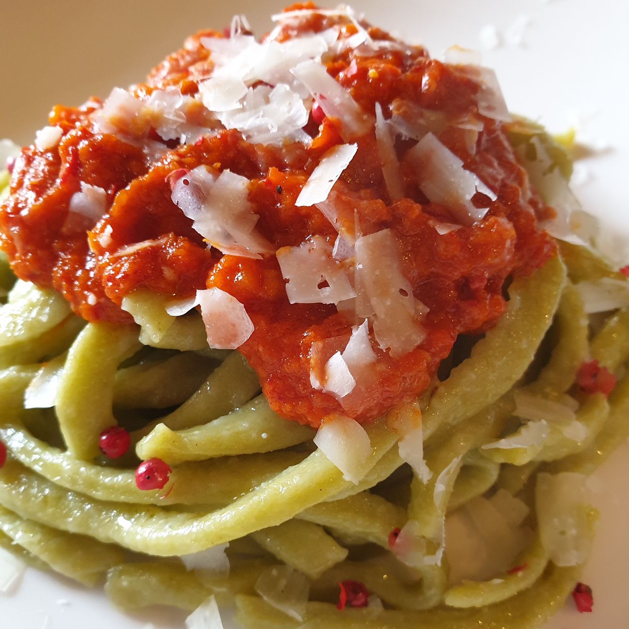 Tagliatelle acqua farina e rucola con ragù di zucca gialla e nduja, pepe rosa e scaglie di pecorino