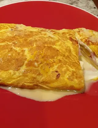 Ricetta Rotolo di frittata bicolore con mozzarella e speck di robertobabbilonia