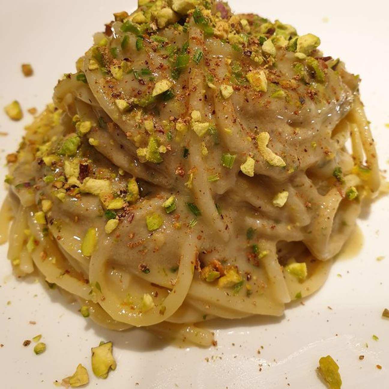 Vermicelli in crema di alici, prezzemolo e pecorino con granella di pistacchio e noce moscata