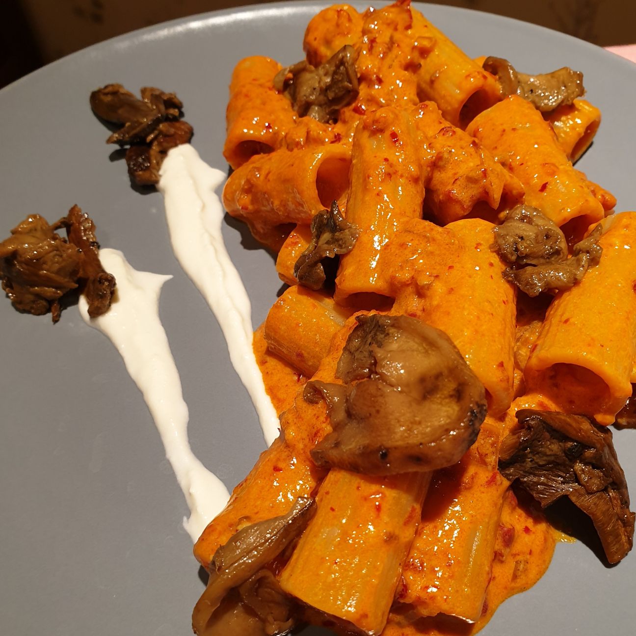 Rigatoni alla nduja con crema di pecorino allo yogurt greco e porcini secchi