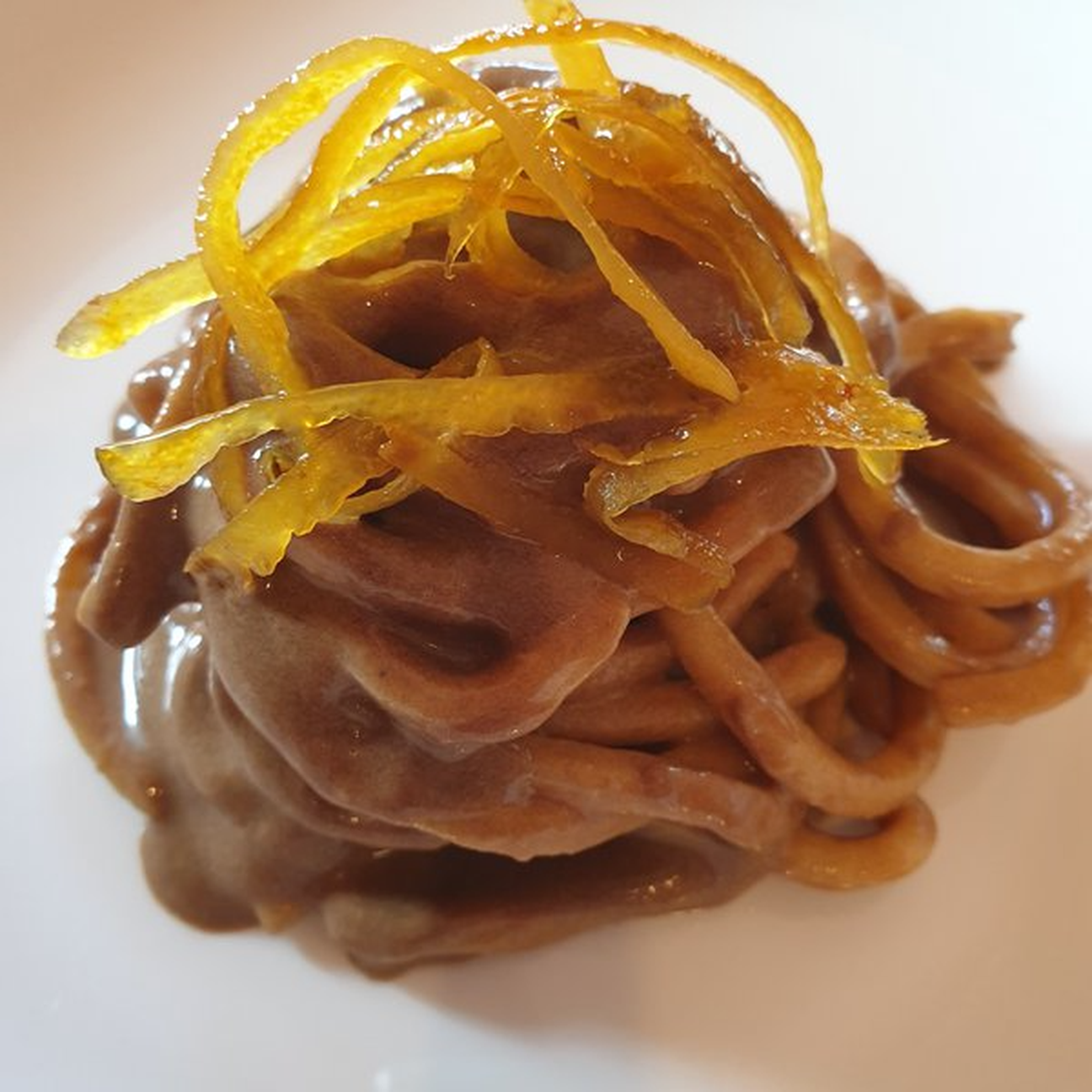 Tonnarelli alla crema di zucca e aglio nero con caprino e scorza di limone caramellata