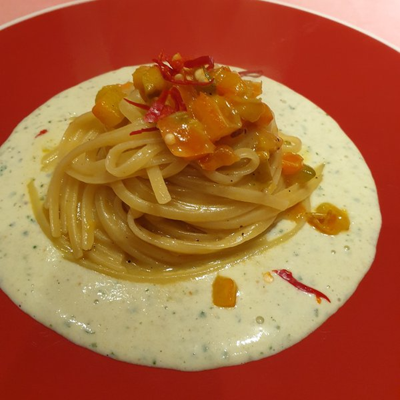 Linguine ai peperoni su crema di pane