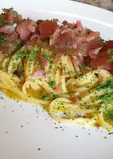 Ricetta Spaghetti aglio, olio e peperoncino con tonno rosso affumicato e polvere di cime di rapa