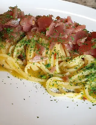 Ricetta Spaghetti aglio, olio e peperoncino con tonno rosso affumicato e polvere di cime di rapa di robertobabbilonia