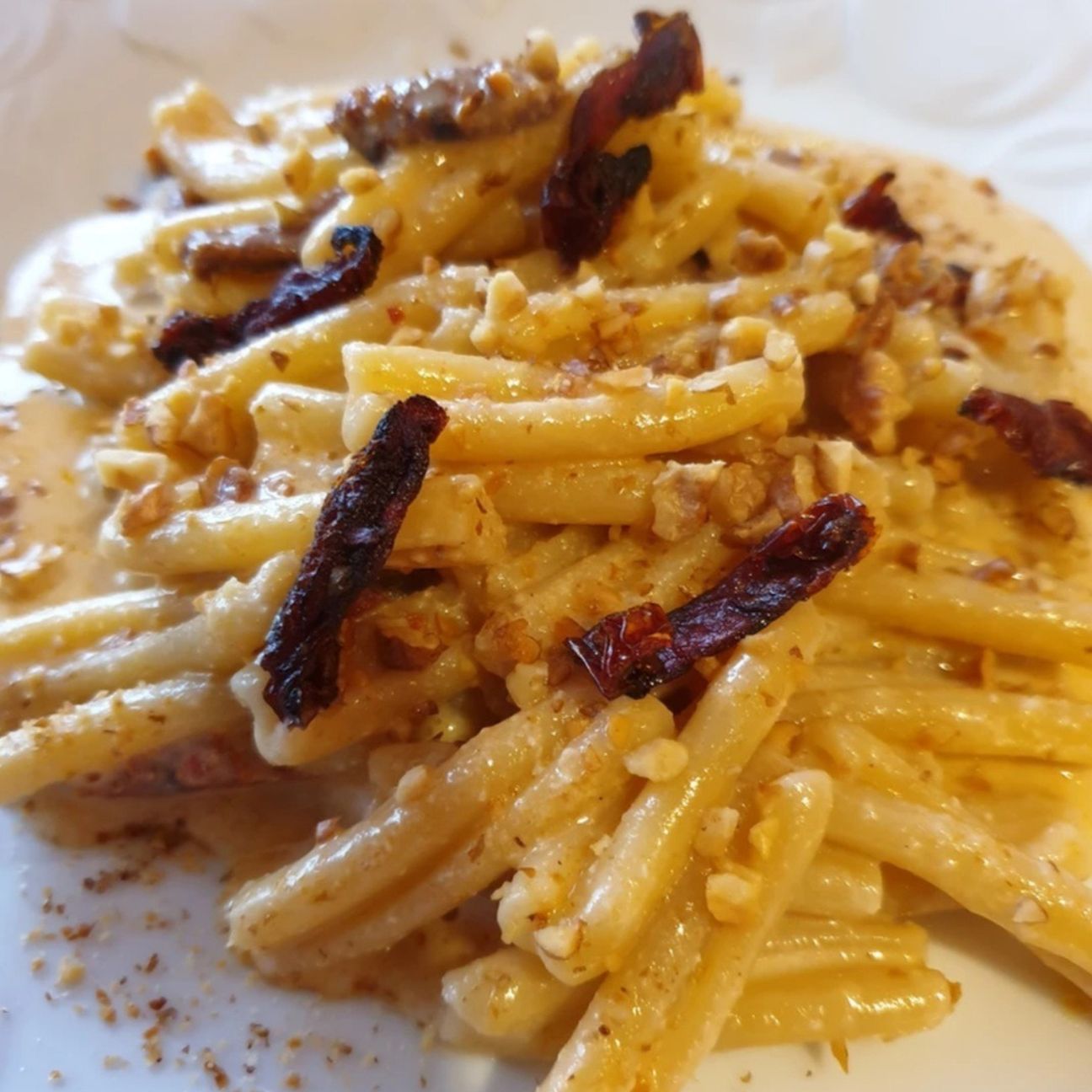 Pasta con pesto di noci e pomodori secchi croccanti