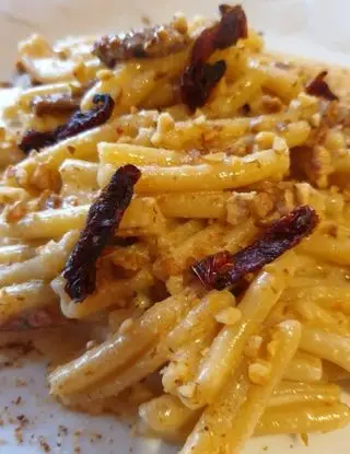 Ricetta Pasta con pesto di noci e pomodori secchi croccanti di robertobabbilonia