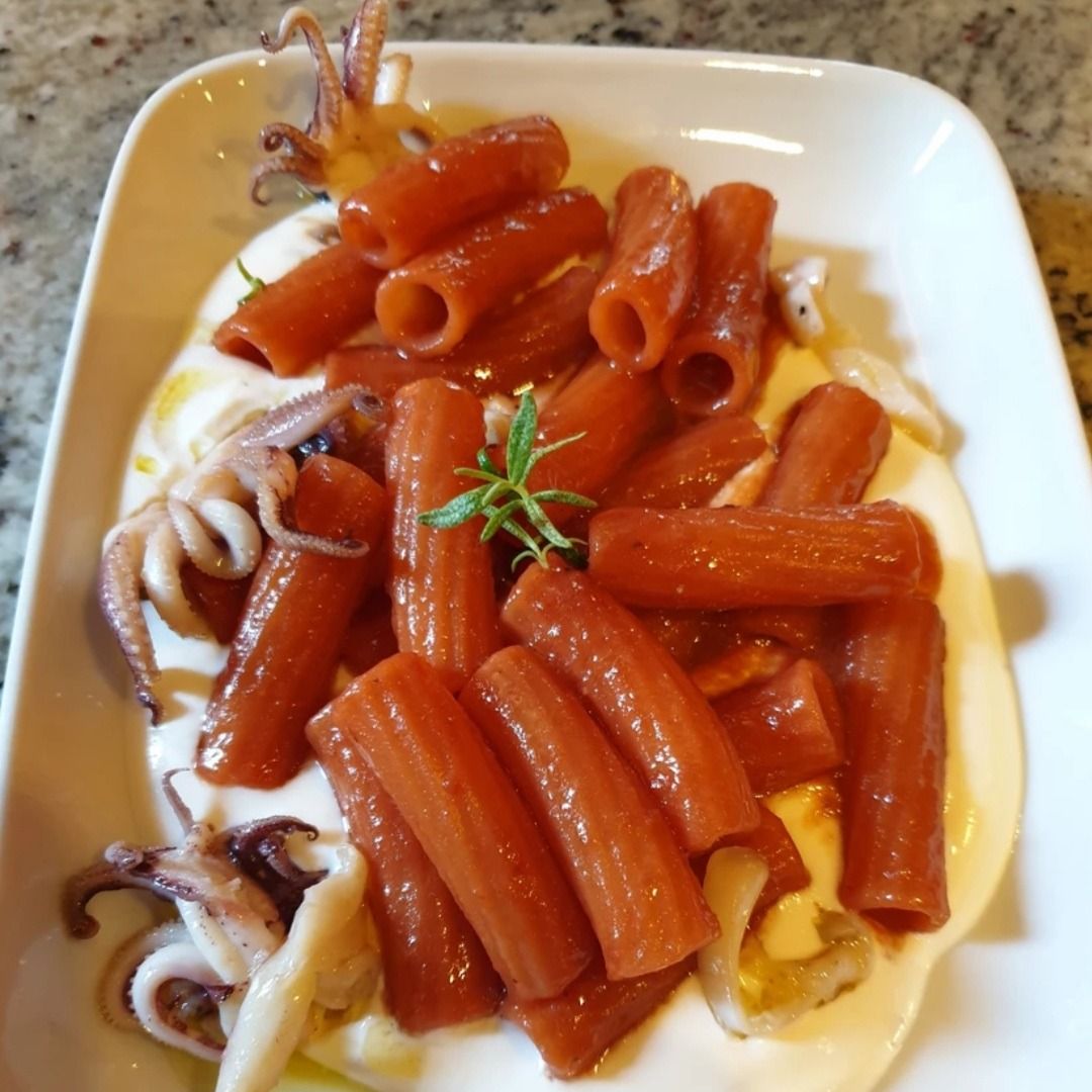 Rigatoni alla barbabietola rossa con robiola e tentacoli di calamaro croccante