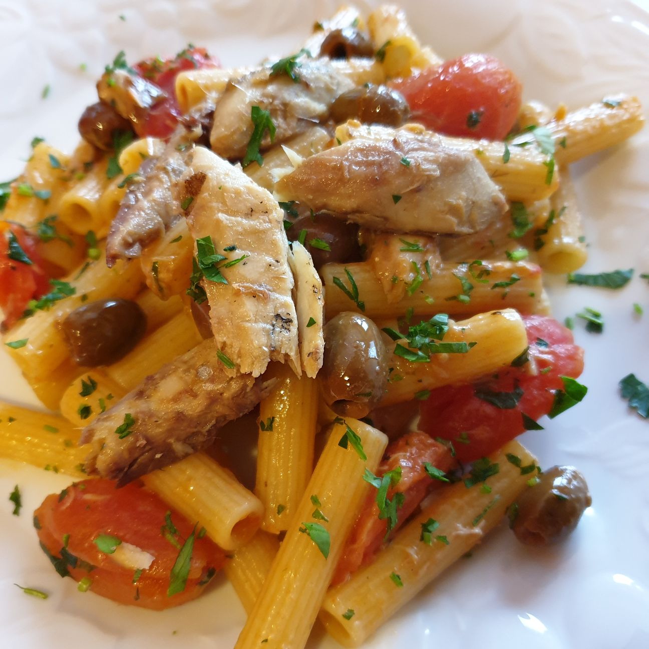 Sedani con sgombro grigliato, olive taggiasche e pomodorini pachino