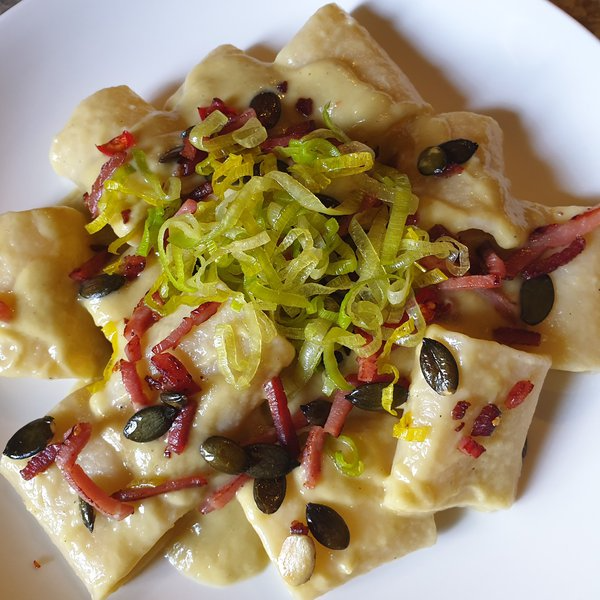 Paccheri in salsa di porro, speck croccante e semi di zucca