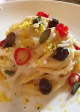 Ricetta Spaghettoni in salsa di topinambur, crema di aglio nero, peperoncino croccante, menta fresca e scorza di limone