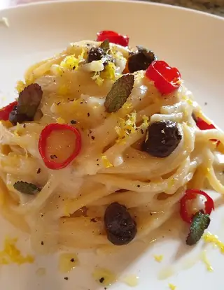 Ricetta Spaghettoni in salsa di topinambur, crema di aglio nero, peperoncino croccante, menta fresca e scorza di limone di robertobabbilonia