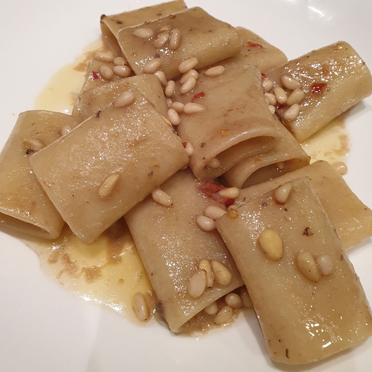 Paccheri burro, alici e pinoli