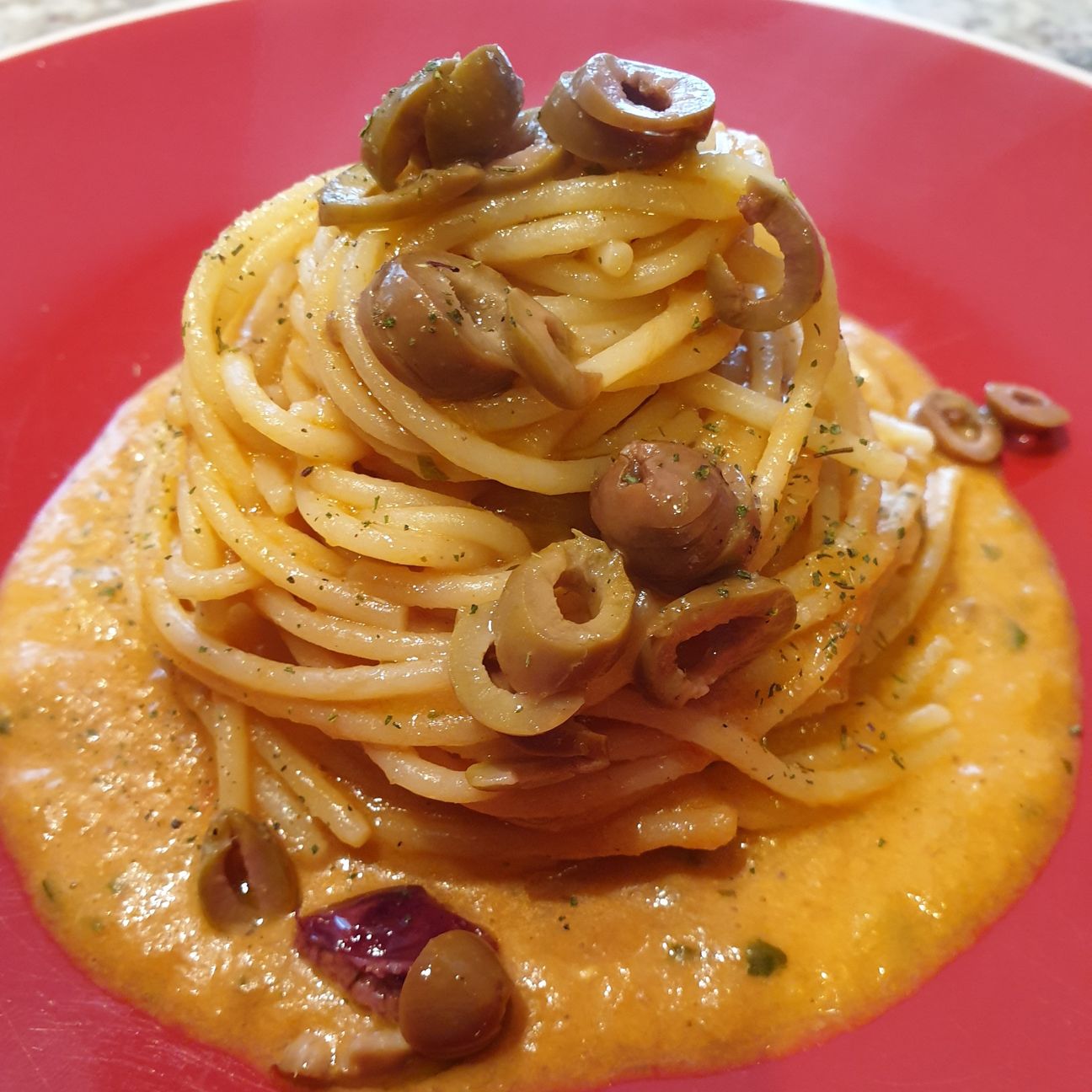 Spaghetti con crema di baccalà, taggiasche e sale alle erbe aromatiche