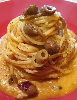 Ricetta Spaghetti con crema di baccalà, taggiasche e sale alle erbe aromatiche di robertobabbilonia