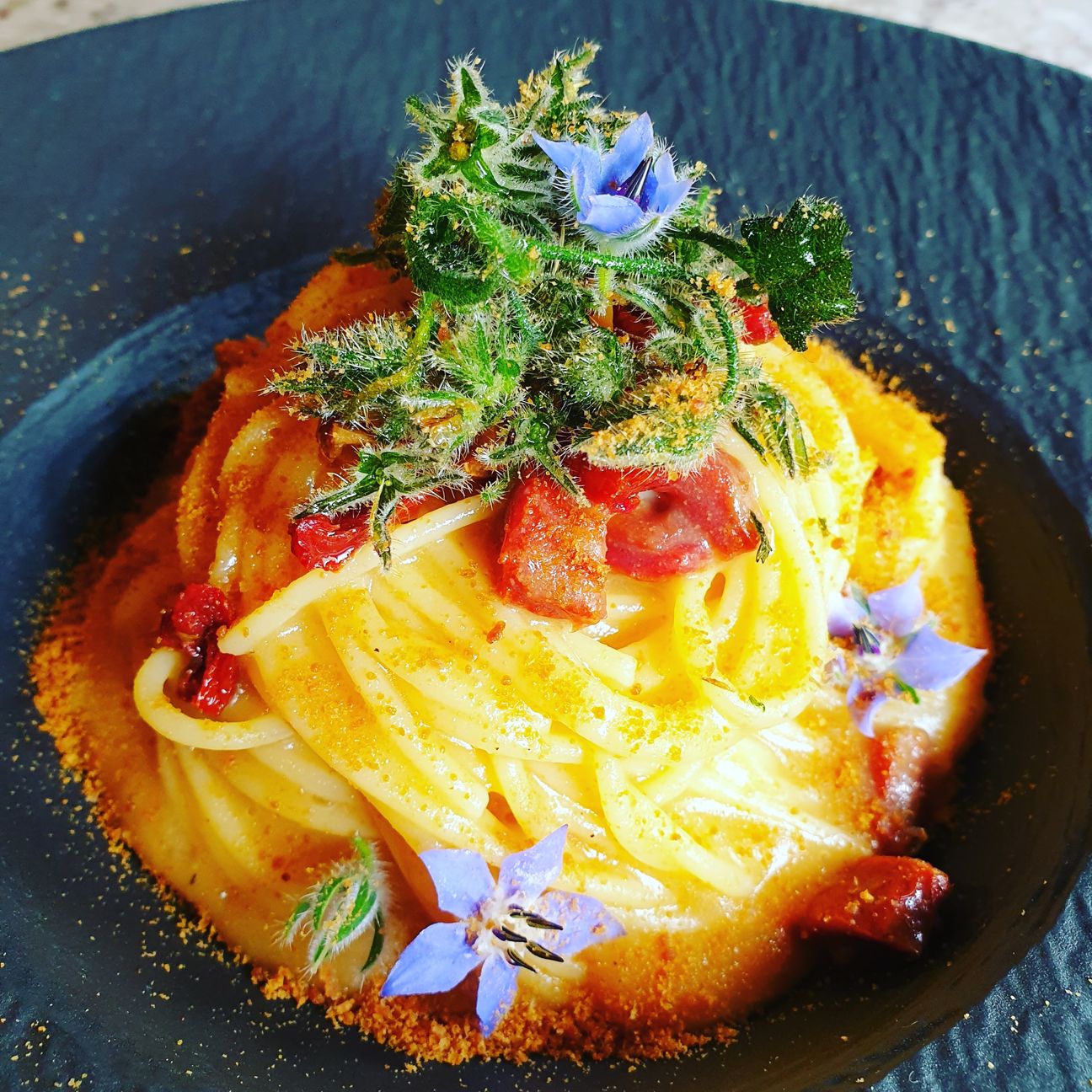 Spaghetti gluten free risottati alla bottarga con pomodori secchi croccanti e frittura di infiorescenze di borragine