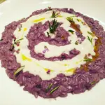 Ricetta Risotto ai mirtilli con crema di provolone piccante, pepe nero, olio al rosmarino e i suoi fiori