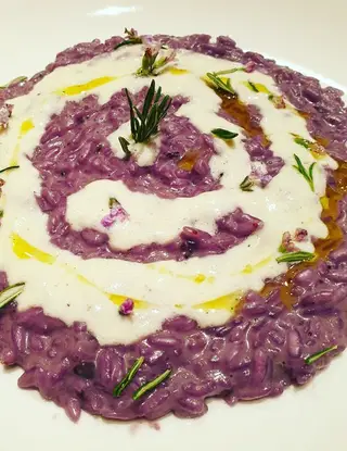 Ricetta Risotto ai mirtilli con crema di provolone piccante, pepe nero, olio al rosmarino e i suoi fiori di robertobabbilonia