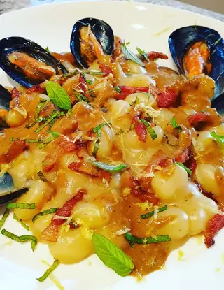 Ricetta Chicche alle cozze con crema di cipollotto grigliato, guanciale croccante, menta e zenzero grattugiato di robertobabbilonia