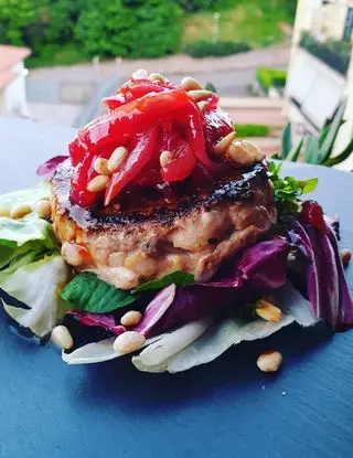 Ricetta Hamburger di pesce spada con cipolla rossa di Tropea al succo di pompelmo e pinoli tostati di robertobabbilonia