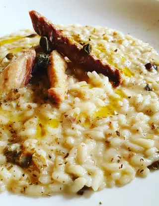 Ricetta Risotto alla birra, sgombro sott'olio, olive taggiasche e polvere di capperi di robertobabbilonia