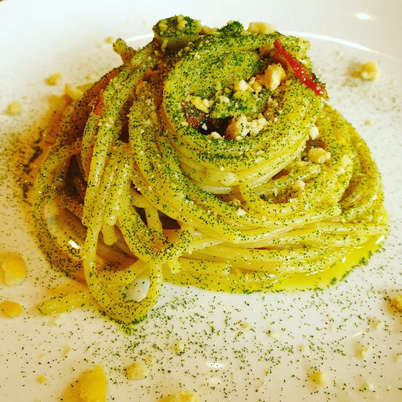 Vermicelli con olio alle foglie di fico, aglio, peperoncino, polvere di foglie di fico e taralli
