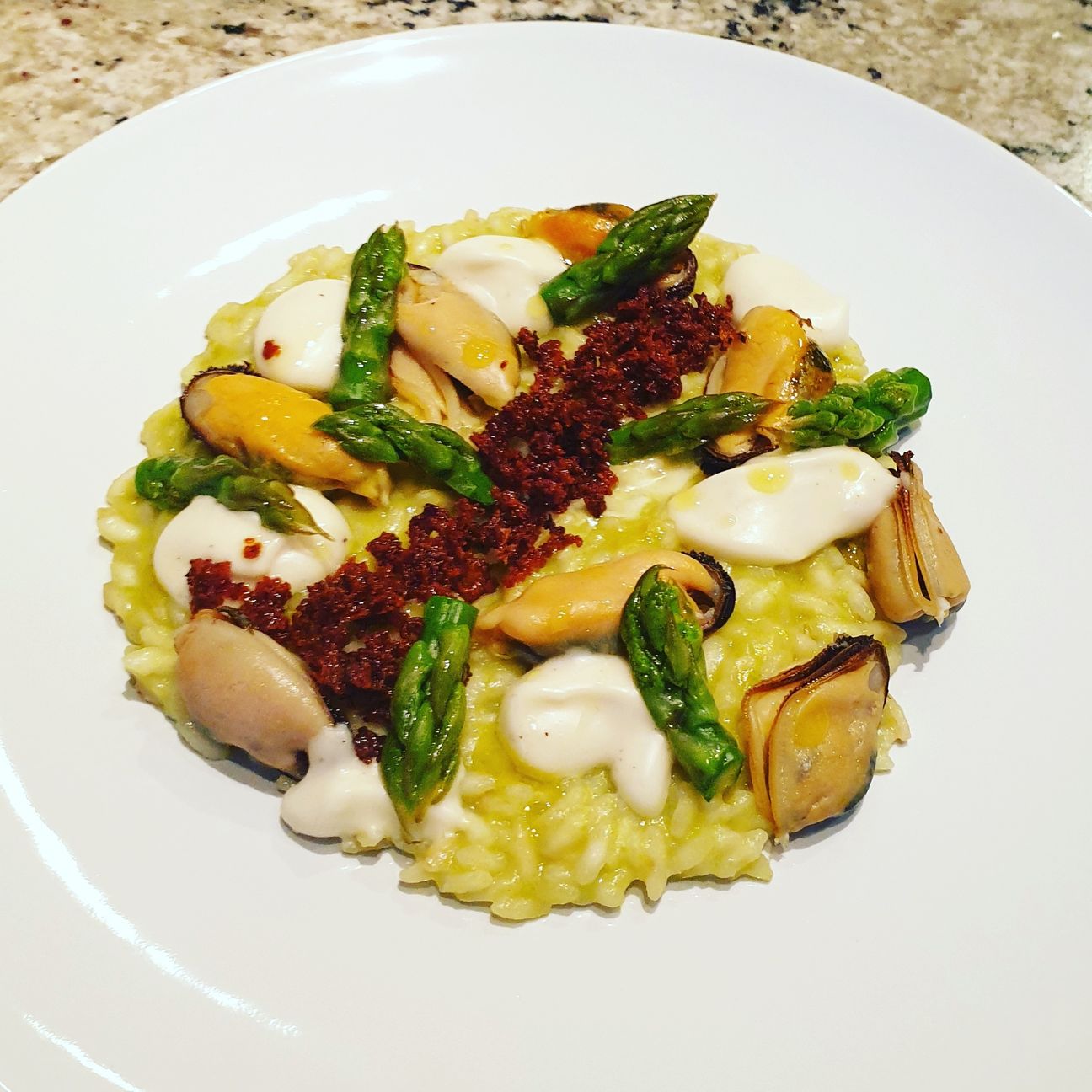 Risotto agli asparagi e cozze con maionese di cozze e crumble di pecorino alla liquirizia