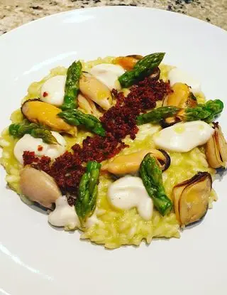 Ricetta Risotto agli asparagi e cozze con maionese di cozze e crumble di pecorino alla liquirizia di robertobabbilonia