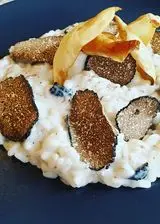 Ricetta Risotto al tartufo estivo con crema di pecorino di Fossa e petali di magnolia fritti